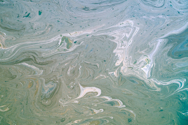Film huileux sale à la surface de la mer turquoise sur la plage
 - Photo, image