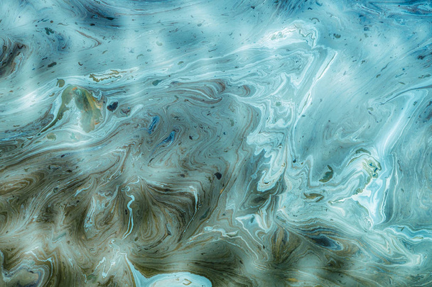 Загрязненная нефтепродуктами морская поверхность бирюзового цвета в качестве фона или фона
 - Фото, изображение