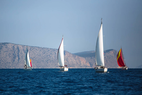Aventura e férias de luxo. Barcos à vela na regata iate vela no Mar Egeu
.  - Foto, Imagem