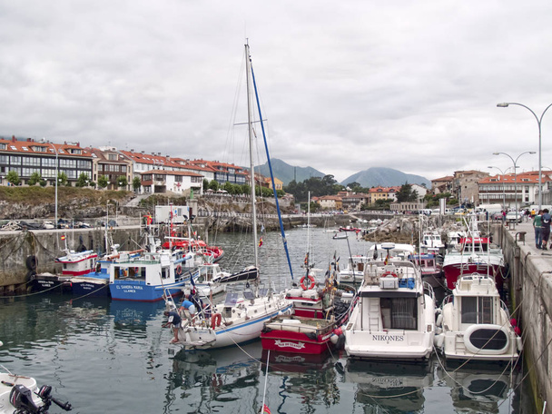 Порт Льянес в Астурии, Испания, после обеда
 - Фото, изображение