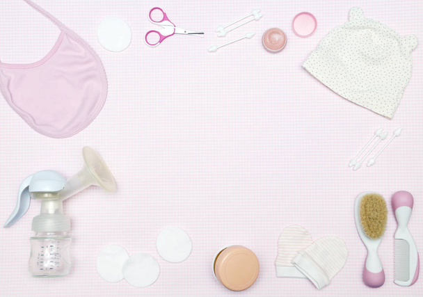 Pasgeboren items op de roze achtergrond, knolling stijl. Bovenaanzicht. Plat leggen. - Foto, afbeelding