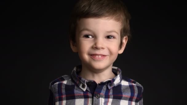 Porträt eines kleinen Jungen lacht und blickt in die Kamera - Filmmaterial, Video
