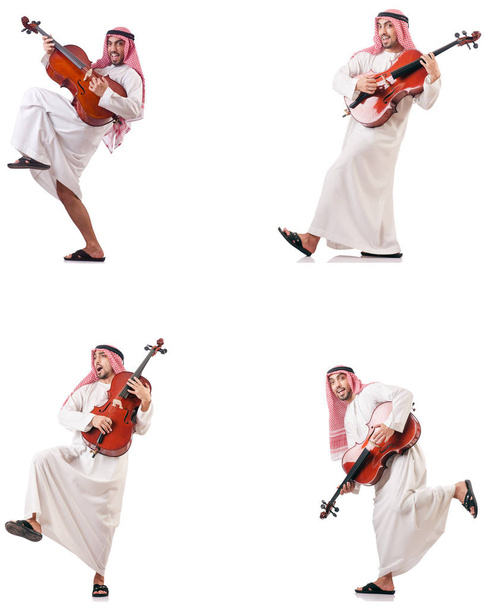 Hombre árabe tocando violonchelo aislado en blanco
  - Foto, Imagen