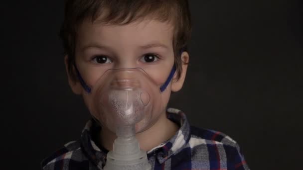 Mladý chlapec záběry vdechují přes inhalátor masku - Záběry, video
