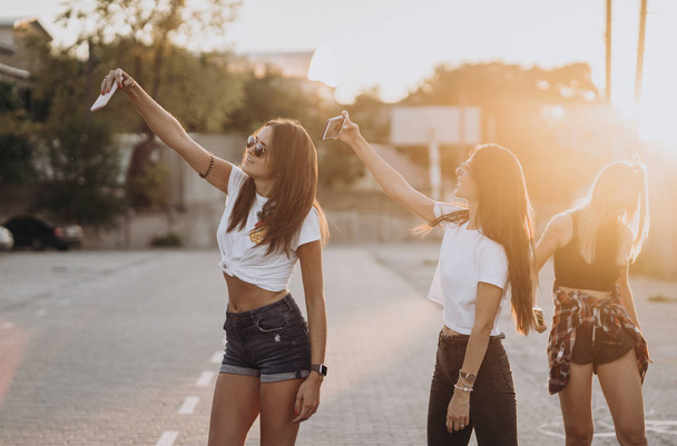 Trois jeunes femmes qui prennent un selfie et s'amusent
 - Photo, image