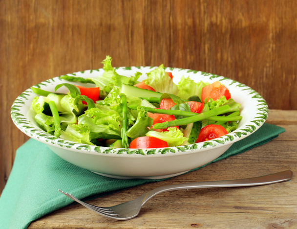 salada verde fresca com tomates e espargos
 - Foto, Imagem