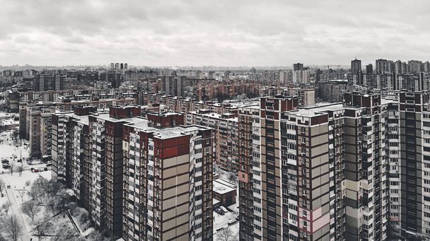 Vista panorámica de la comunidad residencial en gris mañana de invierno
  - Foto, imagen