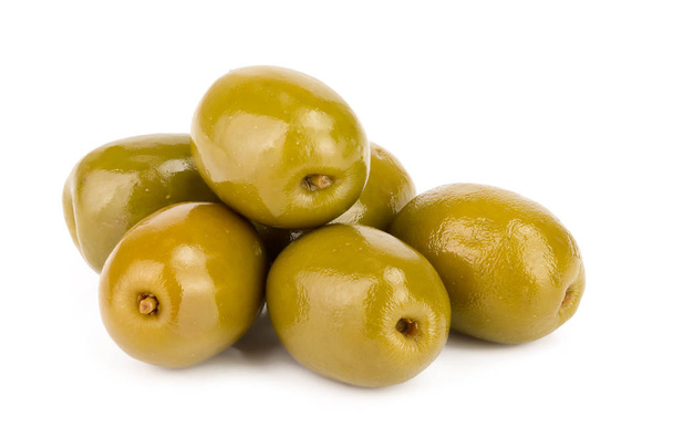 Olives vertes isolées sur fond blanc
 - Photo, image