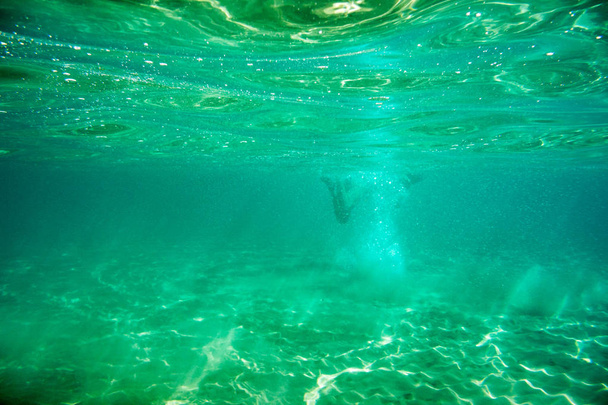 水で遊ぶ女の子とイオニア海、ギリシャ、ザキントスで水中シーン - 写真・画像