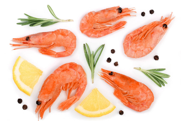 Červené vařené krevety nebo krevetami s rosemary a citron plátek izolovaných na bílém pozadí. Pohled shora. Rozložení bytu - Fotografie, Obrázek