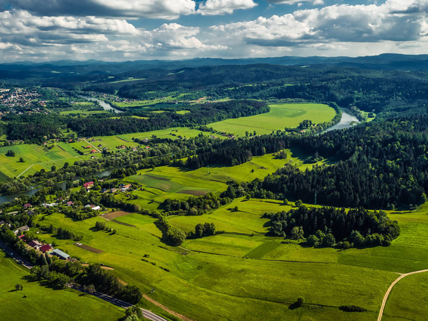 Lesko Polônia Podkarpackie - verão aéreo foto panorâmica 16mpix campos de grama
 - Foto, Imagem