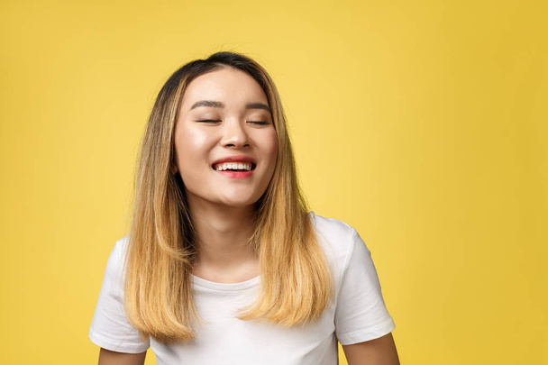 Nahaufnahme von jungen asiatischen schönen Frau mit Smiley-Gesicht - Foto, Bild