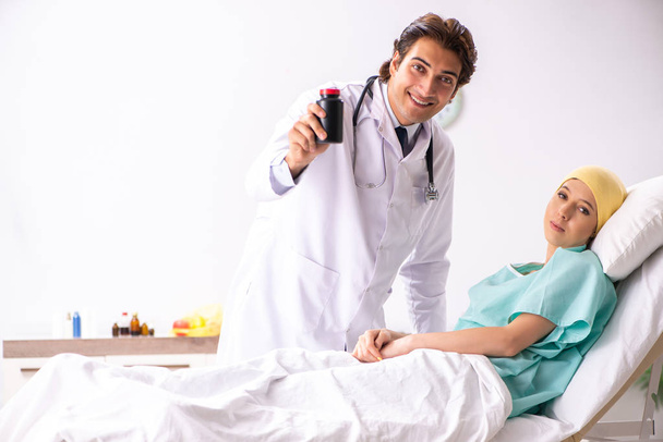 Молодой красивый врач, навещающий онколога
  - Фото, изображение