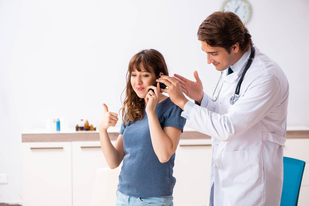 Paciente com problemas auditivos que visita o médico otorrinolaringologista
 - Foto, Imagem