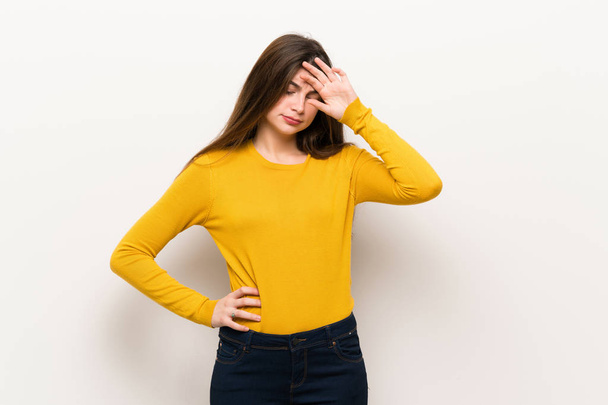 Jeune femme avec pull jaune avec expression fatiguée et malade
 - Photo, image