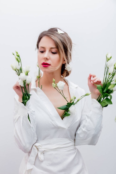 Όμορφη γυναίκα με άσπρα τριαντάφυλλα στο μανίκι - Φωτογραφία, εικόνα