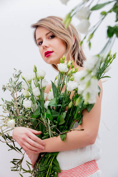Όμορφη γυναίκα με λευκά τριαντάφυλλα σε μπουκέτο - Φωτογραφία, εικόνα