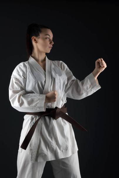 junge Frau übt mit Karate-Kampfkunst - Foto, Bild