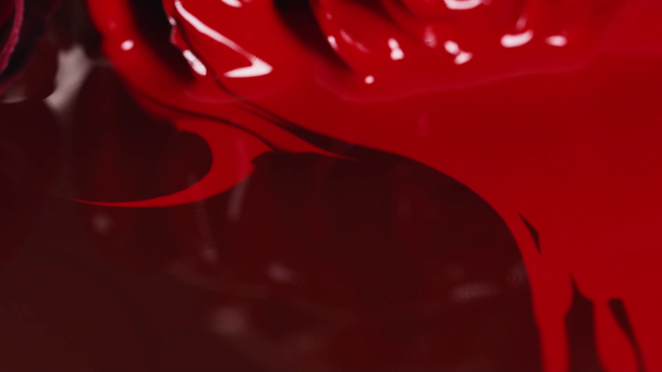 赤いペンキの口紅、液体の質感、絵画、アートの色合いを混合用オイル塗料を補う顔バラの花の花の化粧品. - 映像、動画