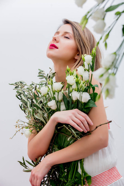Mooie vrouw met witte rozen boeket - Foto, afbeelding