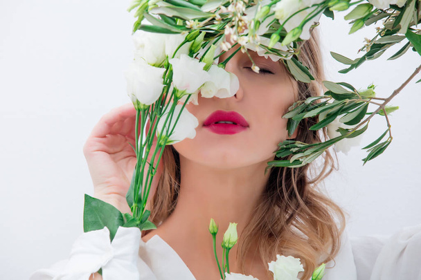 Mooie vrouw met witte rozen in hoes - Foto, afbeelding