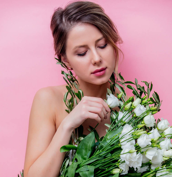 Όμορφη γυναίκα με λευκά τριαντάφυλλα σε μπουκέτο - Φωτογραφία, εικόνα
