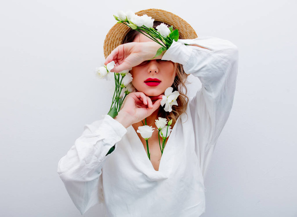 Belle femme avec des roses blanches dans les manches
 - Photo, image