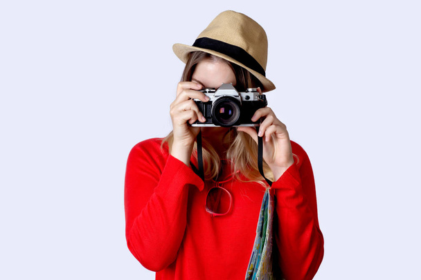 夏帽子立っているビンテージ カメラでの若い女性の肖像画。旅行の概念.  - 写真・画像