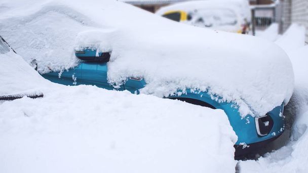 Sürgősségi autó téli. Időjárással összefüggő jármű vészhelyzetek. Autó a téli hóviharban hóval. Fagyasztott, hóval fedett parkoló - Fotó, kép