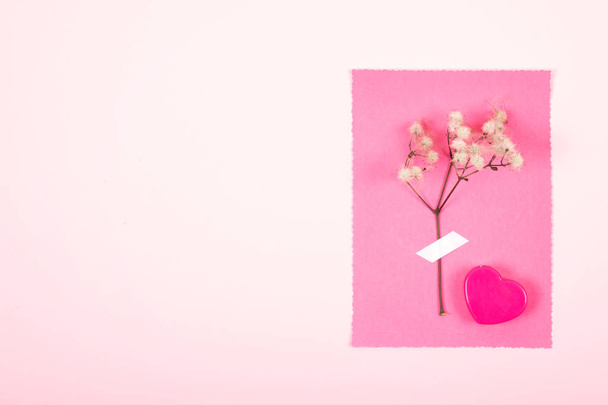 Valentinstag Pastell minimale Grußkarte. zwei Tontassen mit Herzen und Teekanne auf rosa Hintergrund. Hochzeit, elegant, Liebe, Romantik Hintergrund. Selektiver Fokus. - Foto, Bild