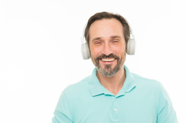 Yüksek sesle yaşayın. Olgun erkek stereo kulaklık. Kulaklık aracılığıyla müzik dinlerken mutlu sakallı adam. İhtiyar bir adamın kulaklık oynamak müzik keyfi. Müziğin ritmine duygu, kopyalama alanı - Fotoğraf, Görsel