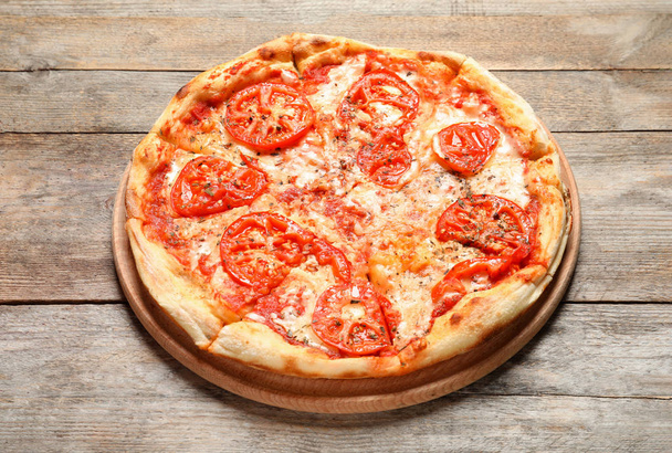Gorący ser pizza Margherita na drewnianym stole - Zdjęcie, obraz