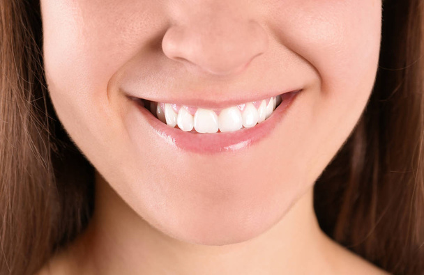 Mladá žena s krásným úsměvem, detailní zobrazení - Fotografie, Obrázek