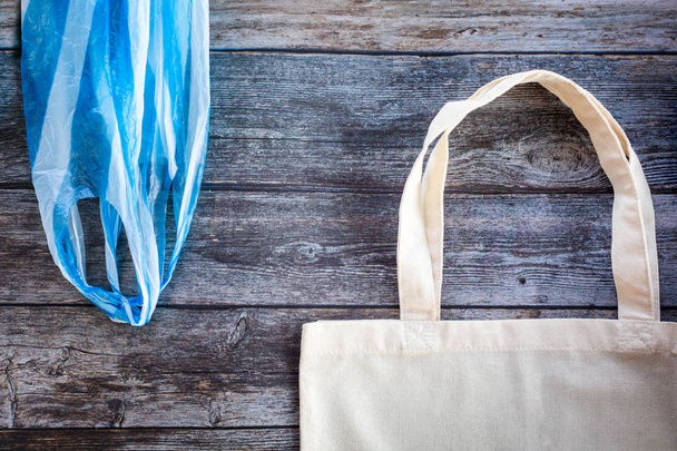 Eco Shopping Bag contro un sacchetto di plastica su sfondo di legno, Lay piatto, Vista dall'alto. Salva il pianeta terra
 - Foto, immagini