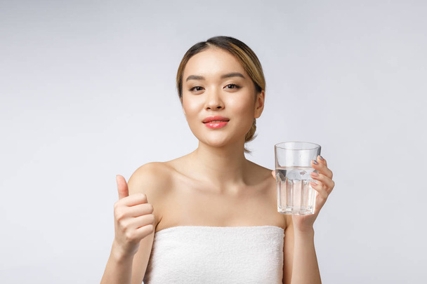 relajado joven sonriente mujer bebiendo agua limpia
. - Foto, Imagen