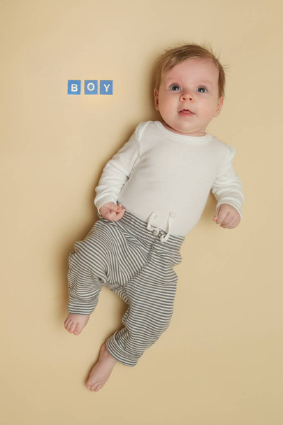 Adorable portrait de bébé garçon - pleine longueur
 - Photo, image