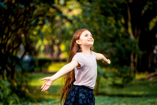 Yaz aylarında açık parkta oynarken mutlu sevimli küçük kız. Çocuk ifade ve yaşam tarzı. - Fotoğraf, Görsel
