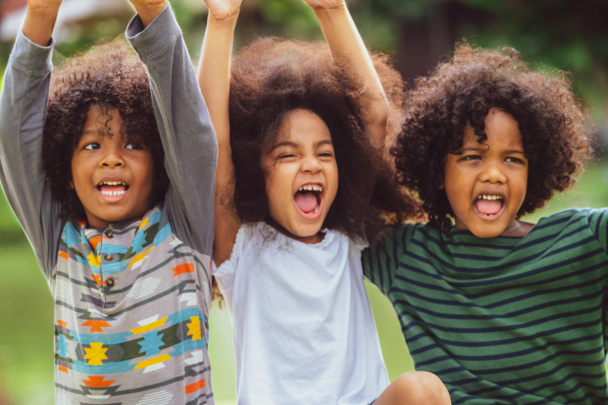 Joyeux groupe d'enfants afro-américains jouant dans l'aire de jeux à l'école. Concept d'amitié et d'éducation des enfants
. - Photo, image