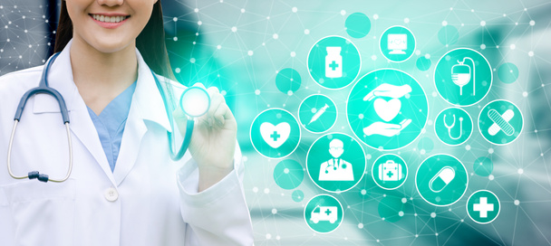 Медична концепція охорони здоров'я - Доктор в лікарні з цифровими медичними іконами графічний банер, що показує символ медицини, медичних працівників, мережі екстрених служб, даних лікарів про здоров'я пацієнта
. - Фото, зображення