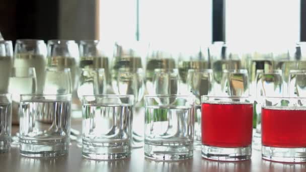 Bril met drankjes op de tafel van de feestzaal. - Video