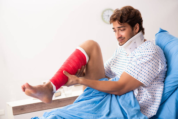 Раненый мужчина, ожидающий лечения в больнице
 - Фото, изображение