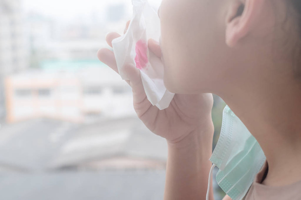 Frauenhände oder Frauenhände mit Schutzmaske und Serviette mit Blut wegen der Luftverschmutzung in der Stadt haben Feinstaubpartikel oder pm 2,5 mit städtischem Hintergrund - Foto, Bild