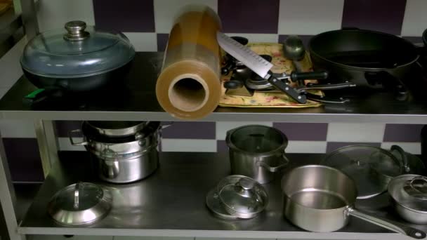 Různé základní kuchyňské nádobí. - Záběry, video