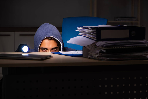 A személyazonosság-lopás koncepciójában személyes adatokat lopni próbáló tolvaj - Fotó, kép
