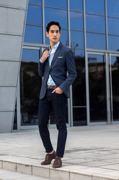 Young beautiful and successful businessman in a suit - Foto, afbeelding