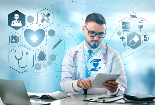 Medical Healthcare Concept - Lääkäri sairaalassa digitaalisilla lääketieteellisillä kuvakkeilla graafinen banneri, jossa on lääketieteen symboli, sairaanhoidon ihmiset, hätäpalveluverkosto, potilaan terveyttä koskevat lääkärin tiedot
. - Valokuva, kuva