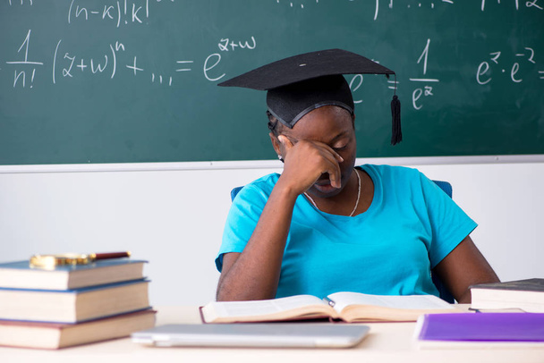 Черная студентка перед доской
   - Фото, изображение
