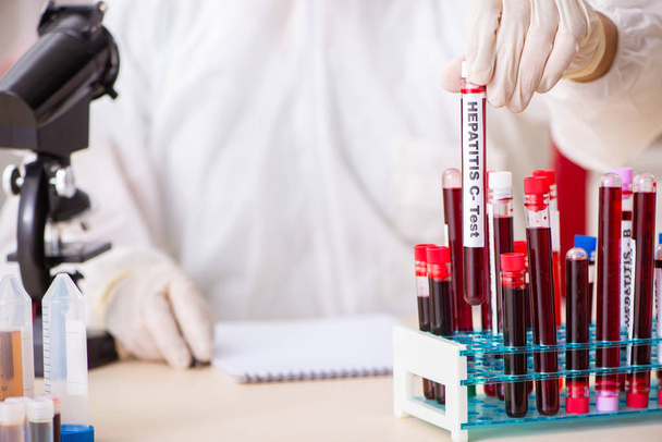 Молодий красивий лабораторний асистент тестування зразків крові в лікарні
  - Фото, зображення