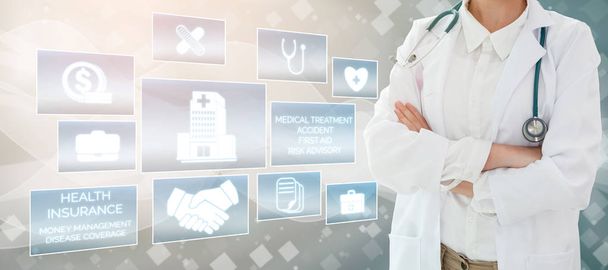 Egészségbiztosítási koncepció - orvos a kórházban az egészségügyi biztosítás kapcsolódó ikon grafikus felületet mutatja az egészségügyi emberek, pénzt tervezés, kockázatkezelés, a gyógykezelés és a lefedettség előnyt. - Fotó, kép