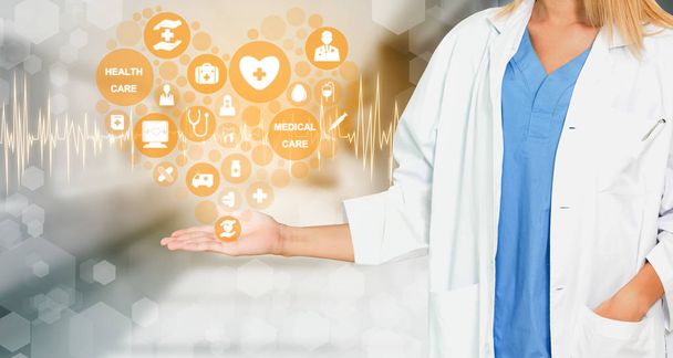 Медична концепція охорони здоров'я - Доктор в лікарні з цифровими медичними іконами графічний банер, що показує символ медицини, медичних працівників, мережі екстрених служб, даних лікарів про здоров'я пацієнта
. - Фото, зображення